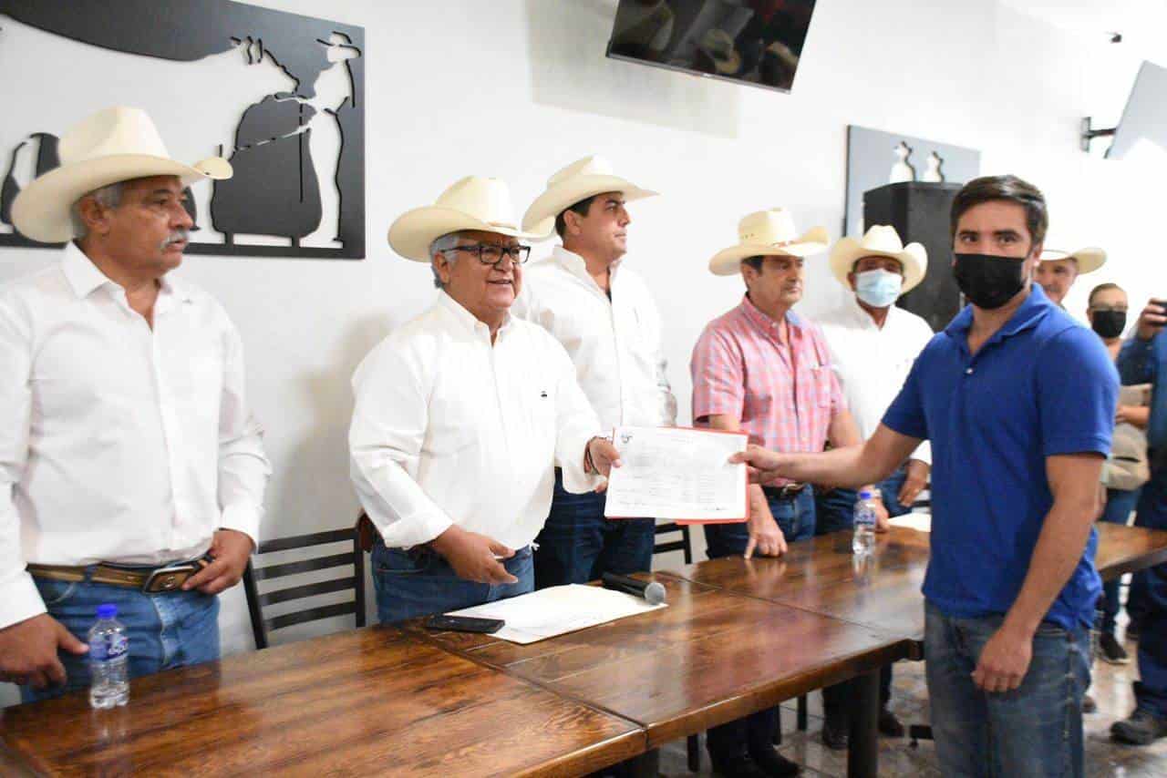 Entrega SDR Coahuila sementales bovinos