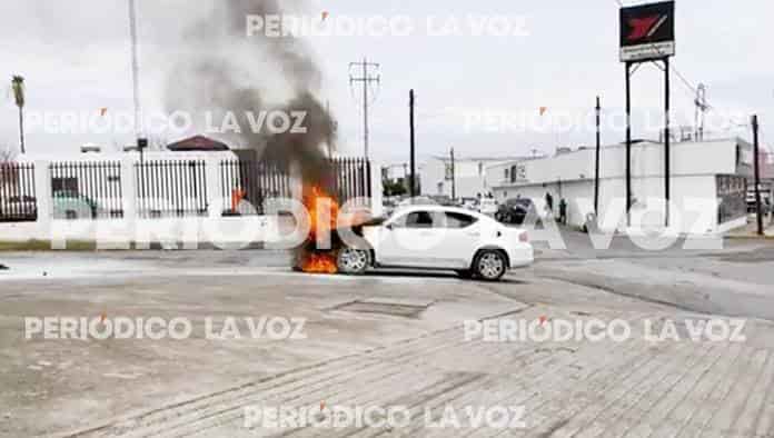 Arde automóvil en gasolinera