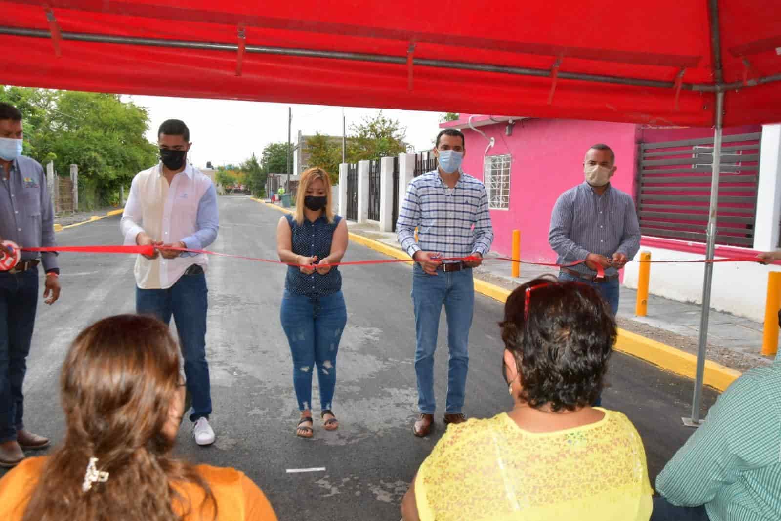 Entrega alcalde pavimentación