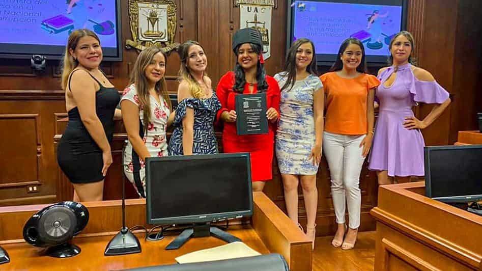 DAN MENCION HONORIFICA A BRISEIDA FLORES COMO NUEVA LICENCIADA EN DERECHO.