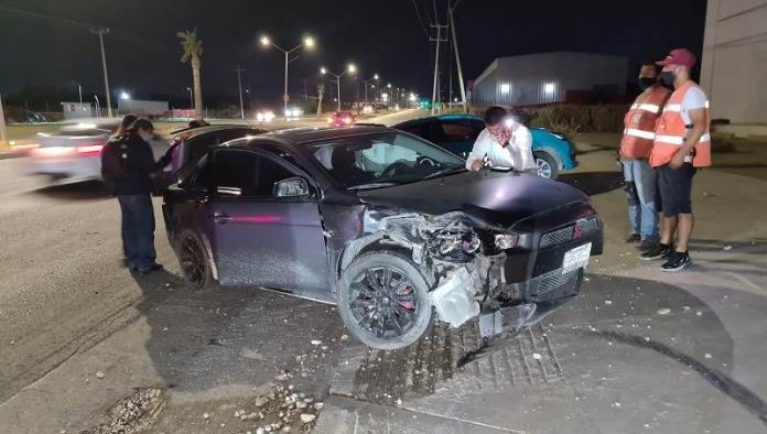 Volcadura deja 2 lesionados y daños totales