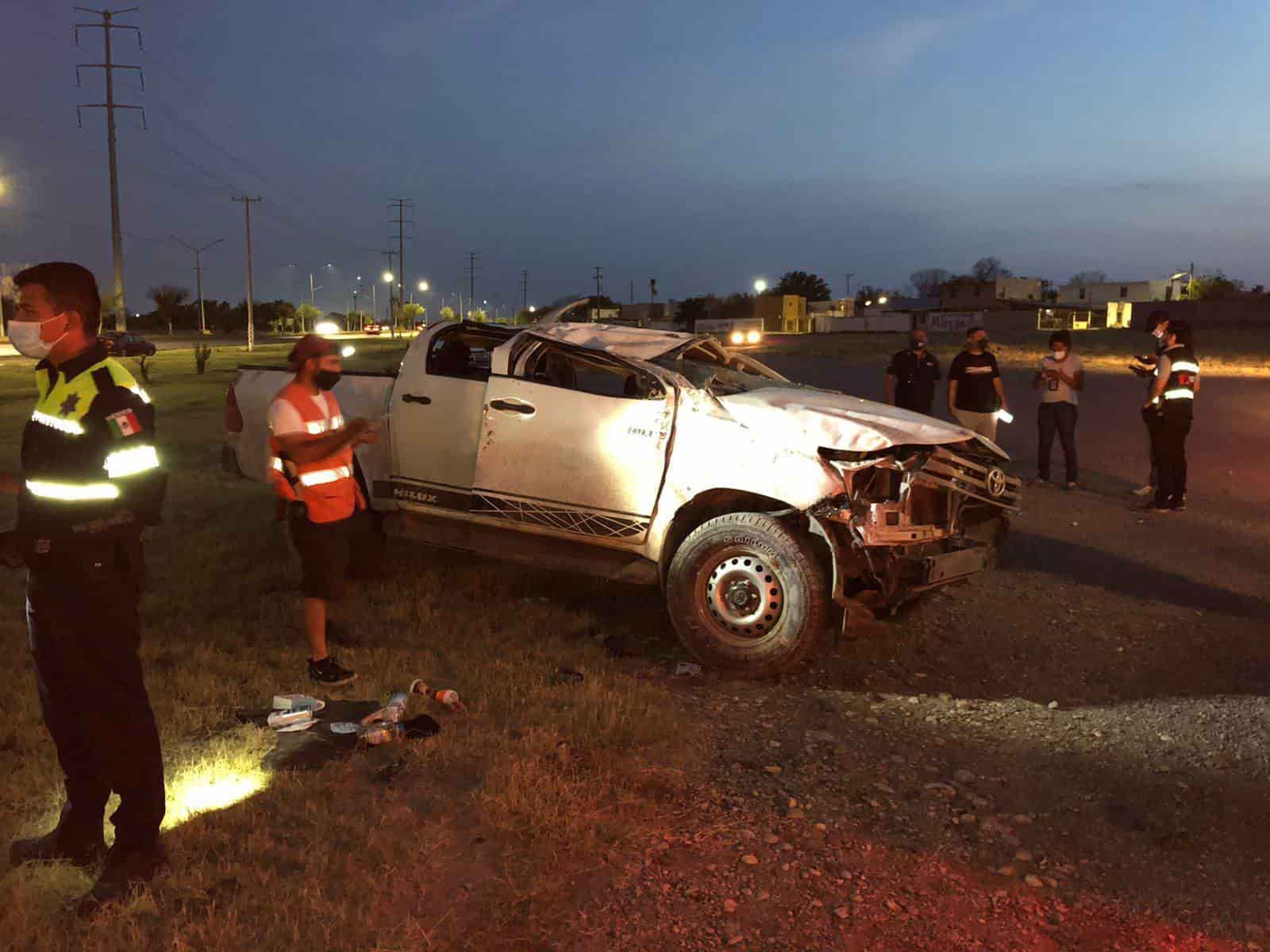 Destroza su pickup  tras volcarse 