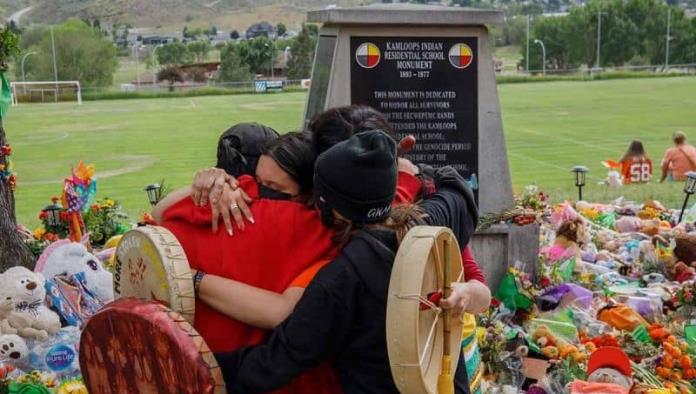 Hallan más de 750 tumbas cerca de antigua escuela indígena en Canadá