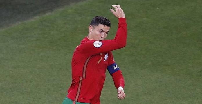 Cristiano Ronaldo: Le avientan botella de Coca-Cola mientras festejaba