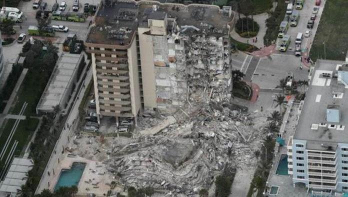 El impactante momento en que se derrumba un edificio en Miami; hay un muerto