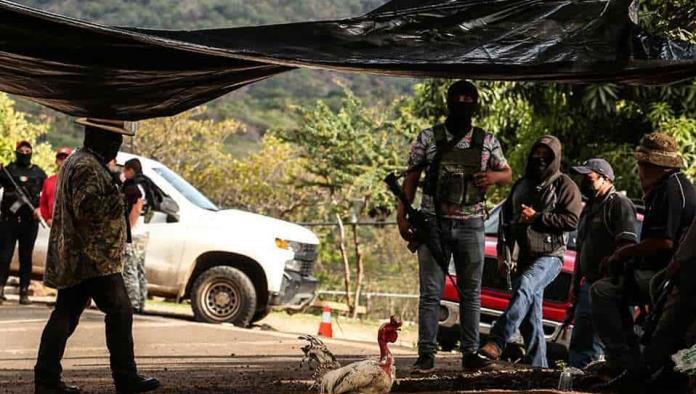 Aguacateros de Michoacán toman armas contra cárteles; si no luchamos juntos, nos matan