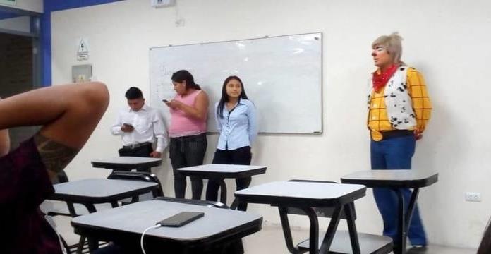 Trabaja de payaso; acude a sus clases de derecho disfrazado por falta de tiempo