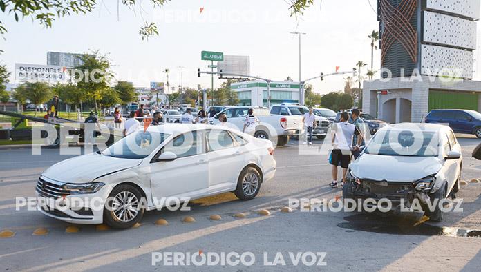 Se pasa el rojo y causa carambola