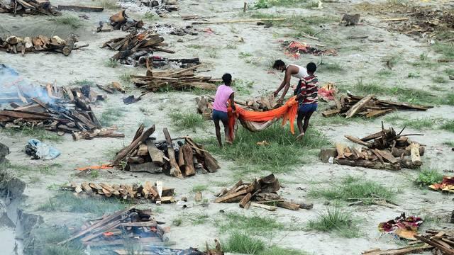 India: Río Ganges sube y deja descubiertas tumbas de muertos por Covid-19