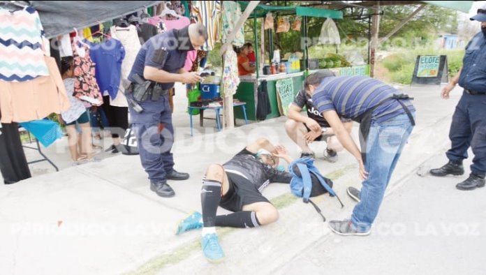 Arrolla a futbolista en las Torres