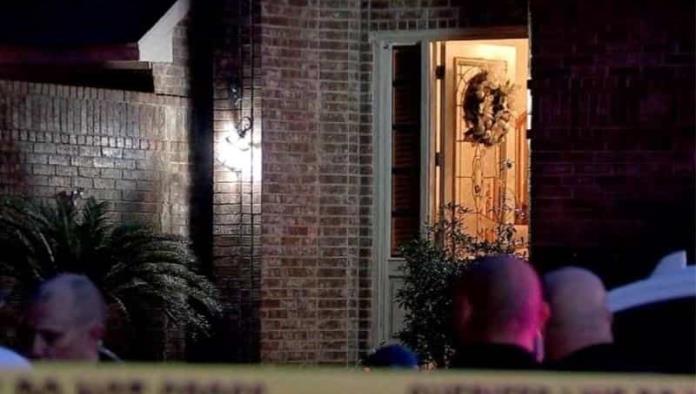 Padre balea a hombre que se masturbaba frente a la ventana de su hija