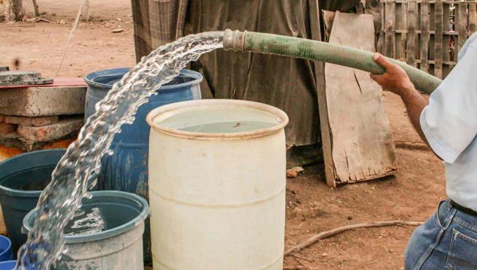 Padecen desabasto de agua