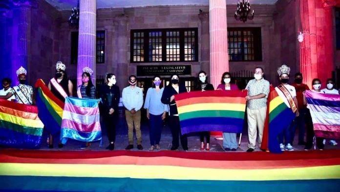 Iluminan Congreso con colores arcoíris