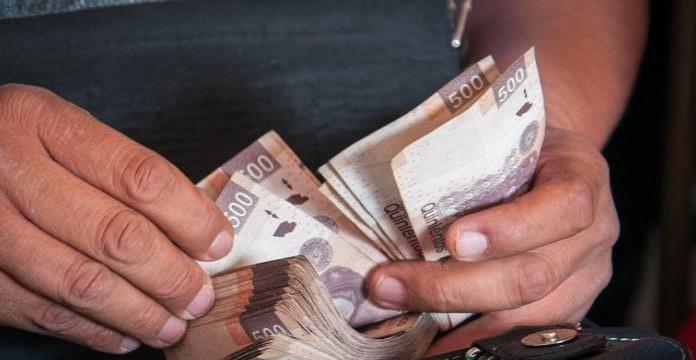 Depositan por error casi 1 billón de pesos a la cuenta de una familia