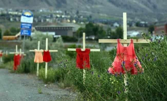 Horror: localizan otra escuela con cientos de tumbas de niños