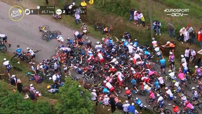 Arrestan a mujer que provocó accidente masivo en el Tour de Francia 2021