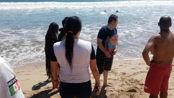 Salvavidas de Mazatlán rescatan a turistas arrastrados por las olas