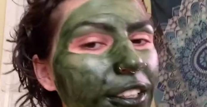 Mujer termina con la cara verde tras usar mascarilla de clorofila