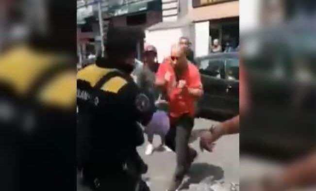 Video: Sujeto golpea a policías para evitar la “araña” en CDMX