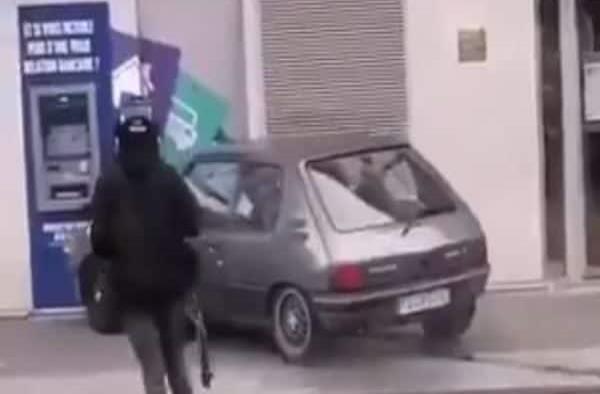 Ladrones intentan robar un cajero automático; destruyen su auto y huyen en motocicleta