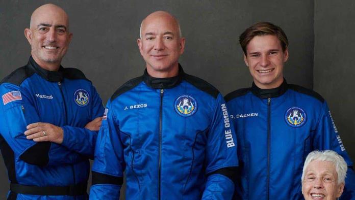 ¡Todo un éxito!; Jeff Bezos vuelve de su viaje al espacio