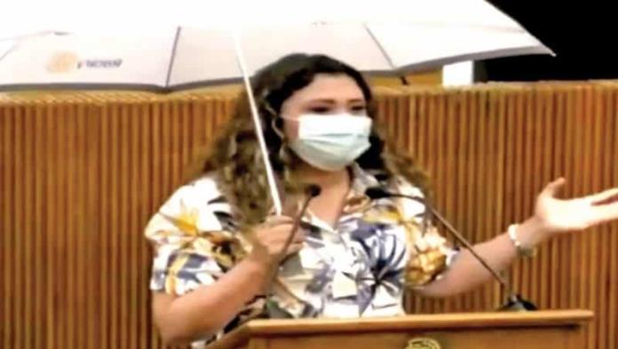 Goteras en Congreso de Nuevo León; Diputada saca paraguas