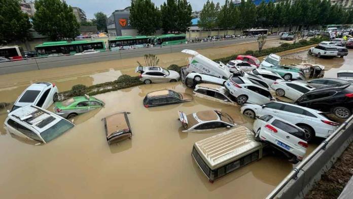 Diluvio milenario en China; Agua se traga a  autos y personas