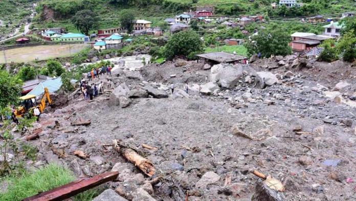 VIDEO: Rocas gigantes destruyen puente peatonal en India