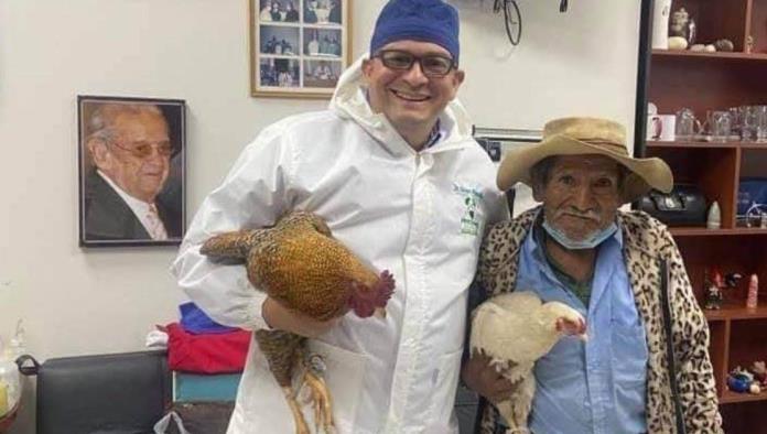 Adulto mayor paga su cirugía con dos gallinas