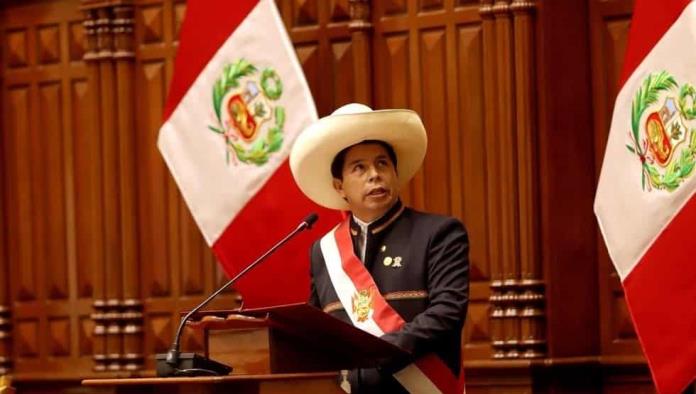 El polémico Pedro Castillo asume presidencia de Perú
