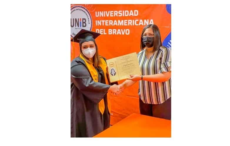 Apadrina Pily  a graduados  de la UNIB
