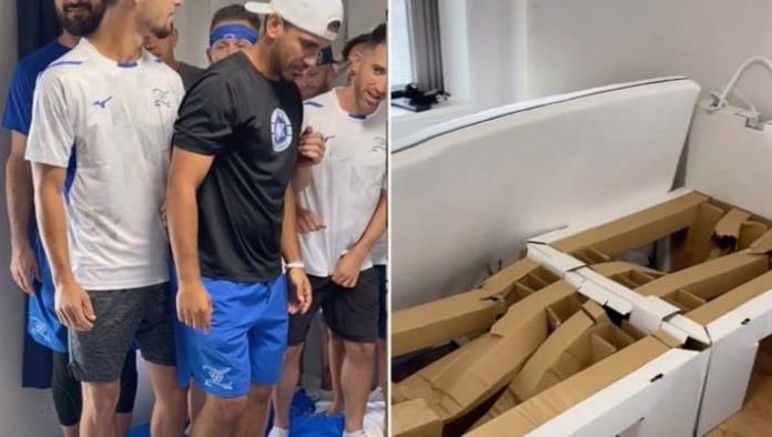 ¡Como niños! Beisbolistas israelíes brincan y rompen cama de la Villa Olímpica