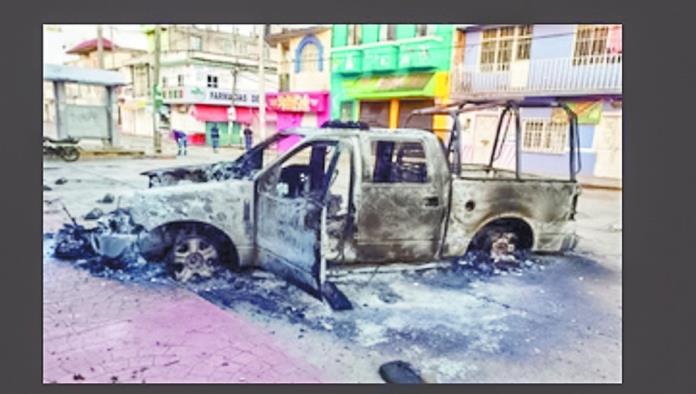 Encapuchados incendian patrullas en Chiapas y disparan al aire
