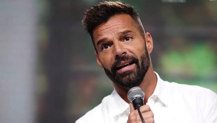 “No seas tan egoísta, olvídate de las conspiraciones; Ricky Martin llama a vacunarse