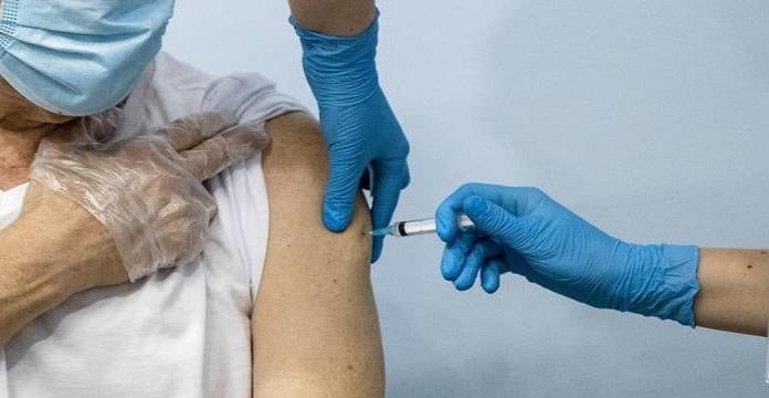 Francia administrará tercera dosis de vacuna Covid-19 a población vulnerable