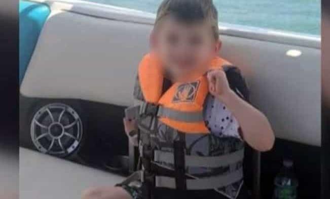Pequeño de 4 años es hallado muerto en el baúl de sus juguetes en EU