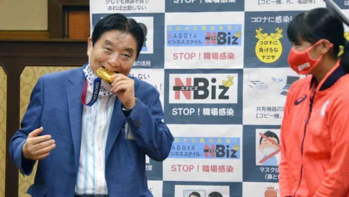 ¡Mordida! Exigen disculpas a alcalde japonés por morder una medalla