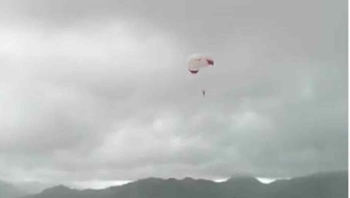 Por fuertes vientos sale volando en su parachute