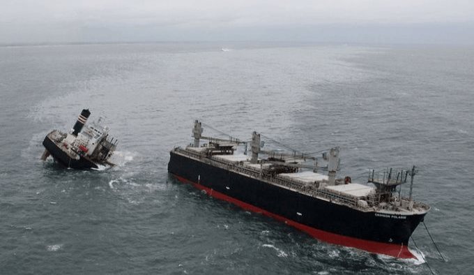 Barco carguero se parte a la mitad en Japón