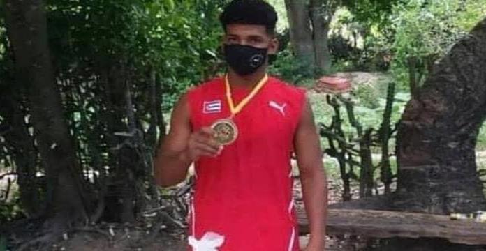 Con despensa por su medalla de oro reciben al boxeador cubano