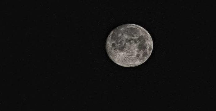 La Luna es una “nave inteligente” creada por extraterrestes, según teoría rusa