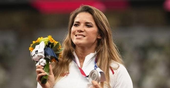 Atleta olímpica María Andrejczyk vende su medalla para ayudar a un bebé enfermo