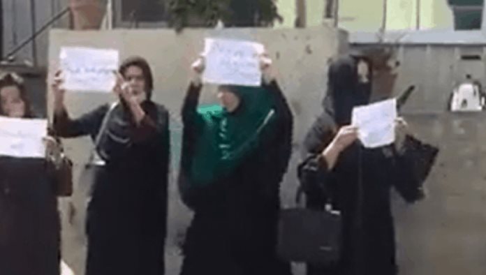 Insólita protesta de cuatro mujeres en Kabul tras la llegada de los talibanes