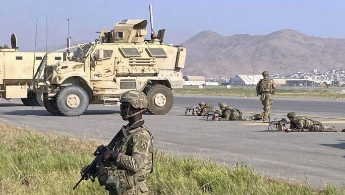 EE.UU. controla el aeropuerto de Kabul, Talibán prohíbe entrada al mismo