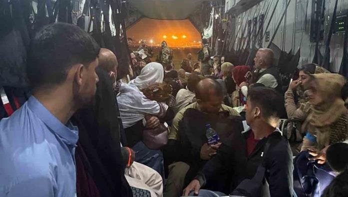 Siguen evacuaciones en el aeropuerto de Kabul; muchos van a Europa
