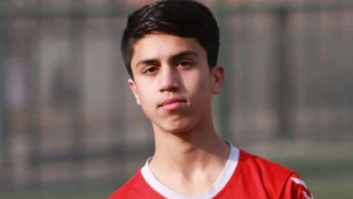 Joven promesa del fútbol Afgano muere intentando huir
