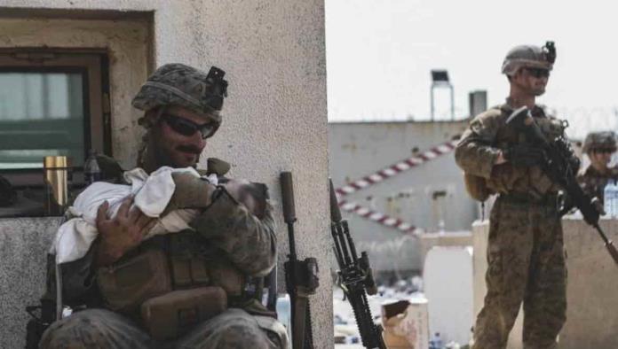 Desesperación en Kabul; Padres entregan bebes a soldados Americanos