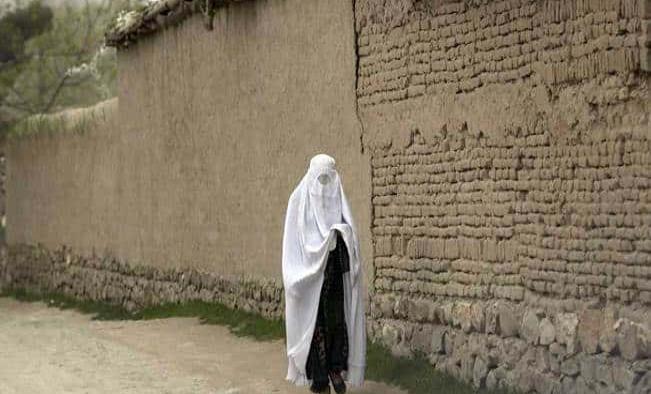 Talibanes matan a mujer por no usar burka; habían prometido respetar derechos
