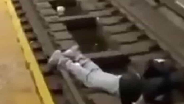Hombre se desmaya en estación del metro y cae a las vías; así lo rescataron