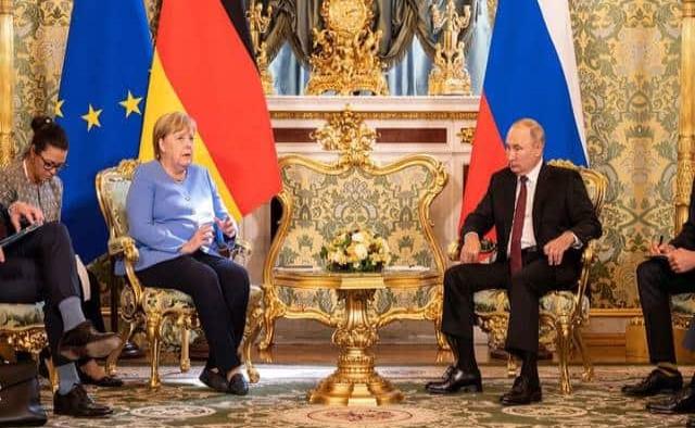Vladimir Putin recibe con flores a Angela Merkel por su gira de despedida